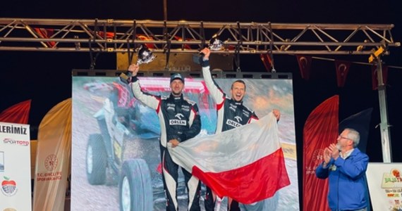 Veni, vidi, vici - Kamena Rally Team przybył do Turcji, wystartował po raz pierwszy w rajdzie Baja Troia i zwyciężył. Troja zdobyta! Ta wygrana Tomaszowi Białkowskiemu i Dariuszowi Baśkiewiczowi jednak nie przyszła wcale łatwo, bo tureckie zawody były wybitnie trudne. Były nawet chwile grozy!