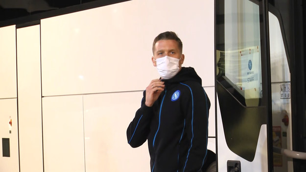 - Napoli z Piotrem Zielińskim w składzie w późnych godzinach popołudniowych dotarło do Warszawy. Lider Serie A nie przeprowadził jednak treningu przy Łazienkowskiej. Nasza kamera i reporter Zbigniew Czyż uchwycili przyjazd do stolicy zespołu z Włoch, który przed wejściem na murawę przeszedł szczegółową kontrolę w związku z pandemią koronawirusa. 