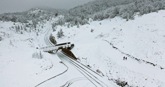 Intensywne opady śniegu zablokowały kilkadziesiąt dróg w Portugalii i Hiszpanii. Zimowa aura ma utrzymać się na Półwyspie Iberyjskim co najmniej do soboty.