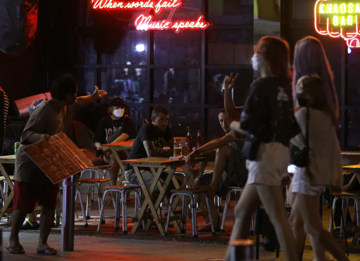 Od czwartku do końca listopada w Bułgarii będą zamknięte wszystkie restauracje, centra handlowe i kina, których personel i klienci nie mają certyfikatów sanitarnych. Wstrzymane będą też zaplanowane już operacje - ogłosiło w środę ministerstwo zdrowia.