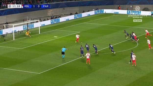 Andre Silva (RB Lipsk) marnuje rewelacyjną okazję do strzelenia gola z rzutu karnego! Gianluigi Donnarumma wyczuł intencję strzelającego i  broni strzał.