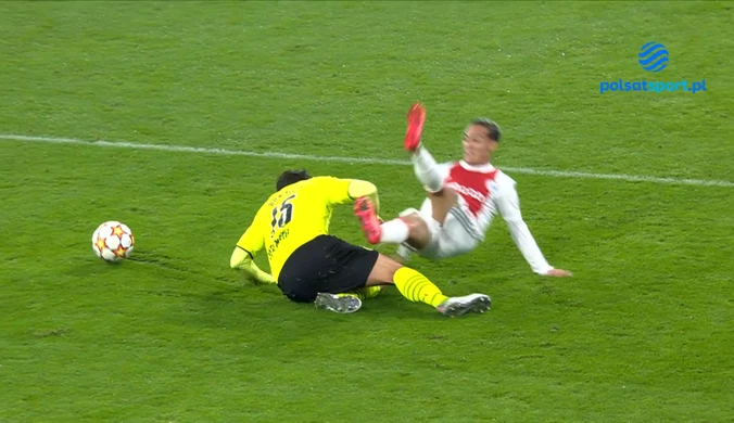 Czerwona kartka Matsa Hummelsa w meczu Borussia Dortmund - Ajax. WIDEO (Polsat Sport)
