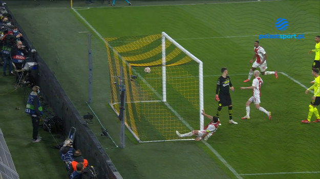 "Bolesny" gol Dusana Tadicia w meczu Borussia - Ajax - serbski napastnik ekipy z Amsterdamu nabawił się nieprzyjemnego urazu, zdobywając bramkę na 1:1 w środowym meczu Ligi Mistrzów.