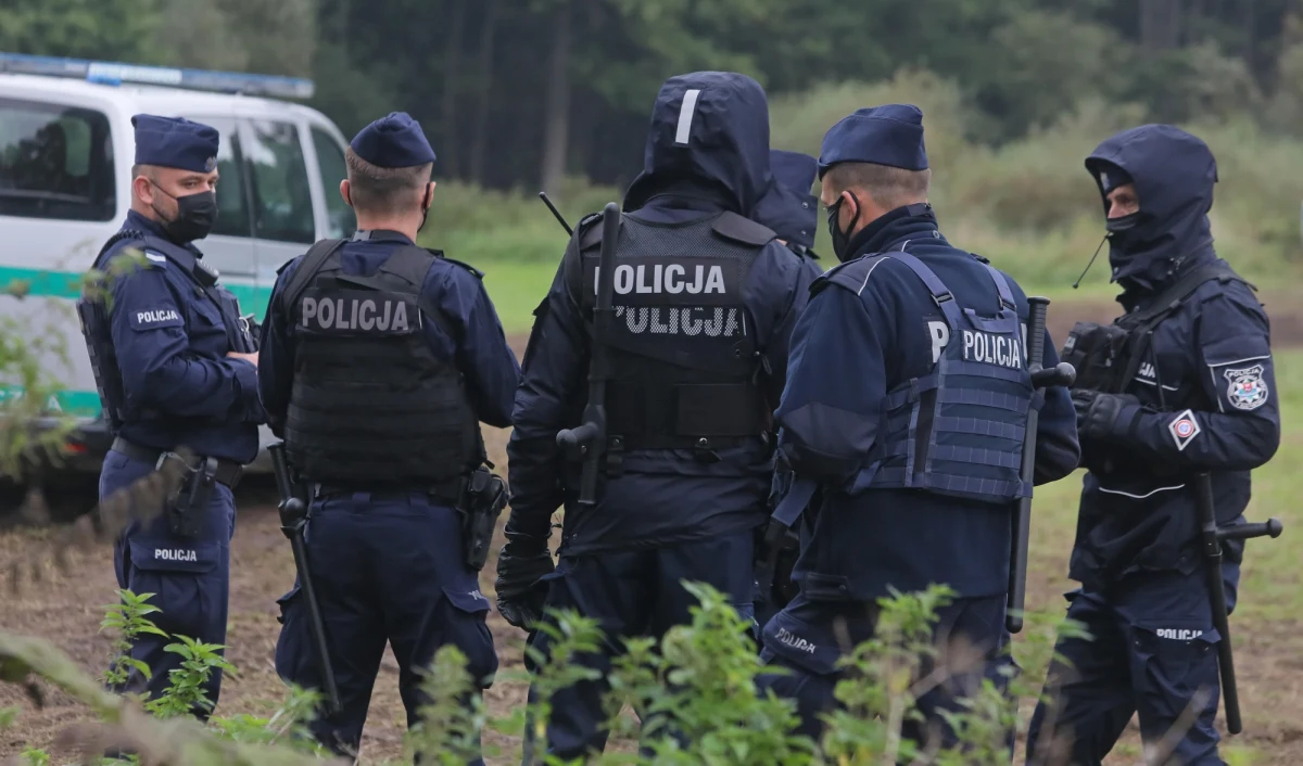 Od początku sierpnia tylko na Podlasiu zatrzymaliśmy 231 kurierów, którzy w swoich samochodach przewozili ponad tysiąc osób, nielegalnie przebywających w naszym kraju, przekraczających bezprawnie granice UE - poinformował PAP rzecznik Komendy Głównej Policji inspektor Mariusz Ciarka. Dodał, że od sierpnia polscy policjanci w całym kraju zatrzymali już ponad 4,3 tys. nielegalnych imigrantów. 