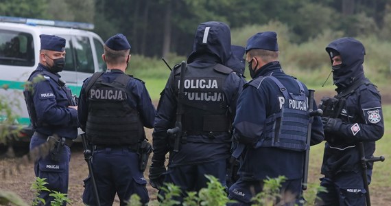 Od początku sierpnia tylko na Podlasiu zatrzymaliśmy 231 kurierów, którzy w swoich samochodach przewozili ponad tysiąc osób, nielegalnie przebywających w naszym kraju, przekraczających bezprawnie granice UE - poinformował PAP rzecznik Komendy Głównej Policji inspektor Mariusz Ciarka. Dodał, że od sierpnia polscy policjanci w całym kraju zatrzymali już ponad 4,3 tys. nielegalnych imigrantów. 