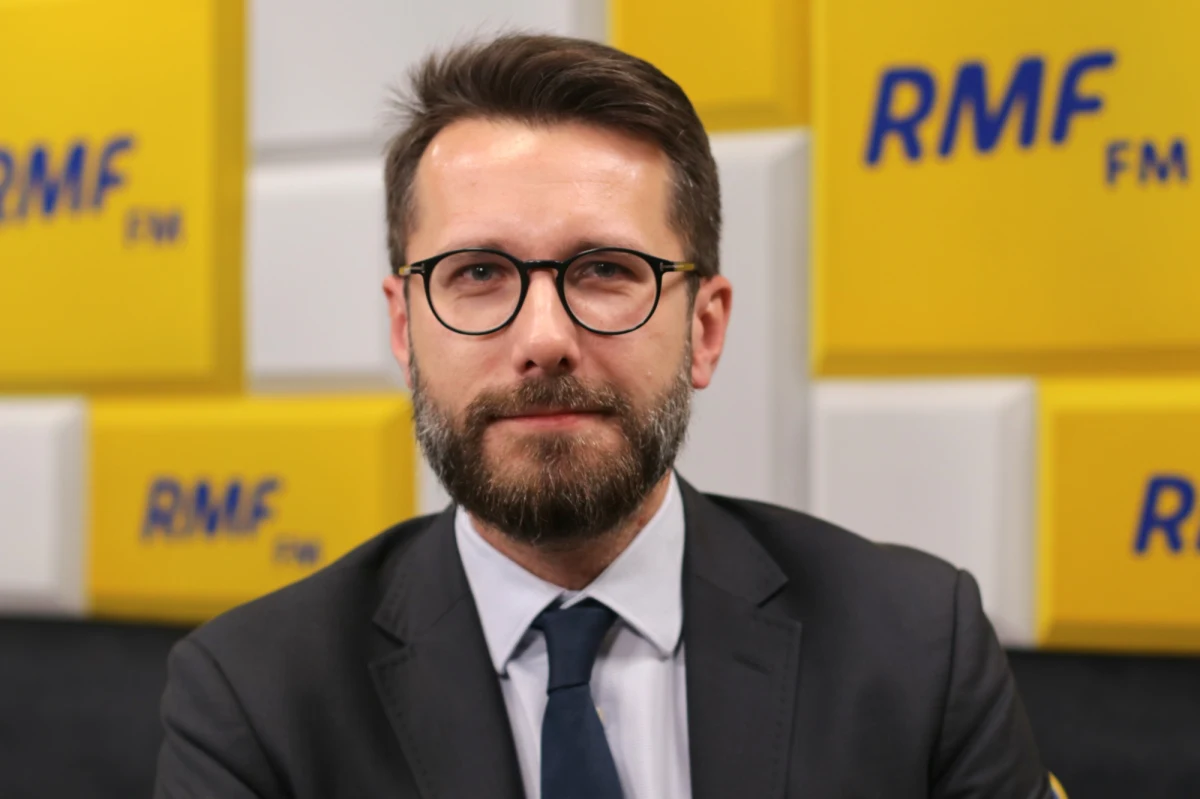 "Mieliśmy pandemię, mieliśmy lockdowny, mieliśmy wybór: albo puścić wszystko na żywioł i obserwować bankructwa firm i rosnące lawinowo bezrobocie, albo rzucić duże zasoby gotówki na rynek i ratować miejsca pracy, co musiało zaowocować inflacją. Dokonaliśmy wyboru - to był diabelski wybór" - stwierdził w Porannej rozmowie w RMF FM wicerzecznik Prawa i Sprawiedliwości Radosław Fogiel. "Jeśli chodzi o przeciwdziałanie, główne instrumenty ma bank centralny - już drugi raz podwyższył stopy (procentowe - przyp. red.). Nie mamy gorącej linii. To, że prezes Glapiński zna tego czy innego polityka z czasów swojej wcześniejszej działalności, to nie znaczy, że nie szanuje zasady niezależności banku centralnego" - dodał gość RMF FM. 