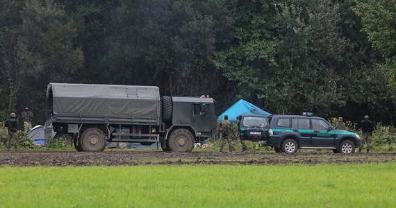 Białoruscy żołnierze zagrozili otwarciem ognia w kierunku naszych żołnierzy - poinformował w czwartek resort obrony narodowej. Do groźby miało dojść w środę, kiedy polscy wojskowi zlokalizowali grupę ok. 250 migrantów w pobliżu ogrodzenia granicznego.