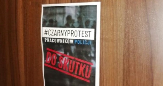 ​Protest cywilnych pracowników policji trwa. "Czujemy się upokorzeni proponowanymi podwyżkami", "zdecydowana większość z nas zarabia płacę minimalną, albo niewiele ponad minimum" - takie opinie pojawiają się na forum protestacyjnym. Pracownicy cywilni są na zwolnieniach chorobowych, opiece nad dziećmi i urlopach. Są jednostki, w których to pojedyncze osoby, ale są takie, w których absencja jest praktycznie 100 procentowa. I tak jest w różnych regionach.