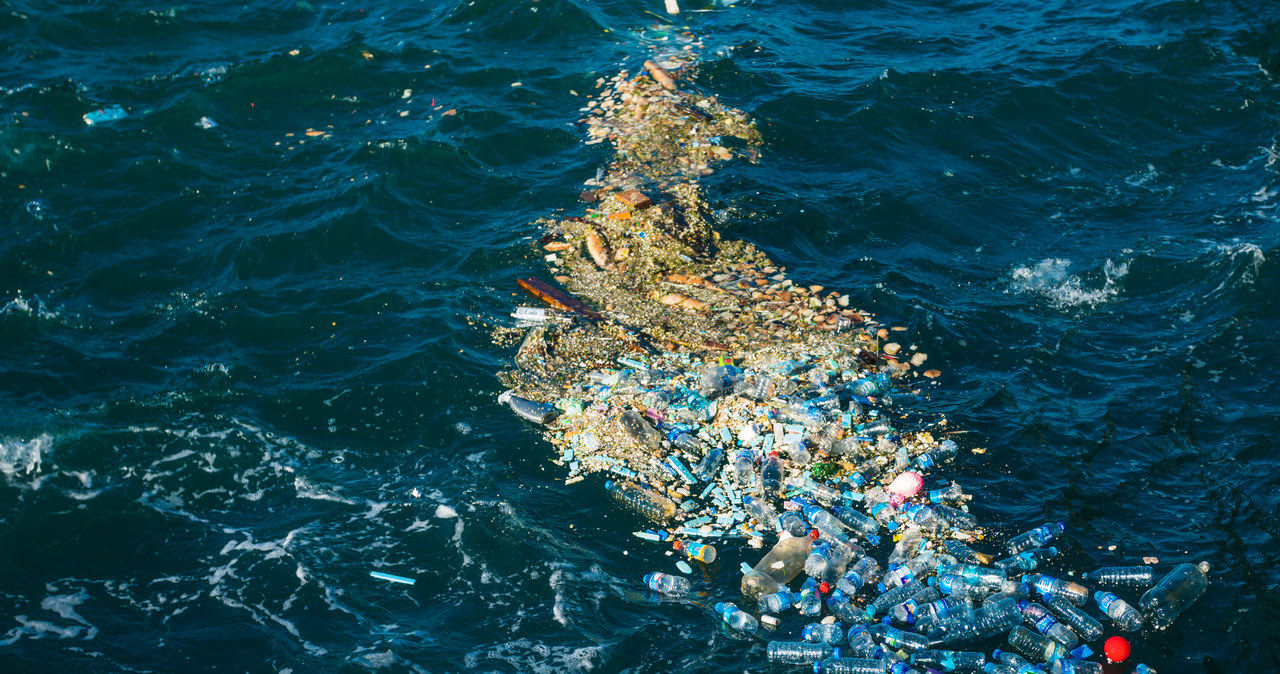 Czy możliwe jest, żeby łodzie czyszczące oceany były zasilane paliwem z plastiku, które same zebrały? Naukowcy postanowili sprawdzić tę teorię, która może pomóc w pozbyciu się niesławnej Wielkiej Pacyficznej Plamy Śmieci.