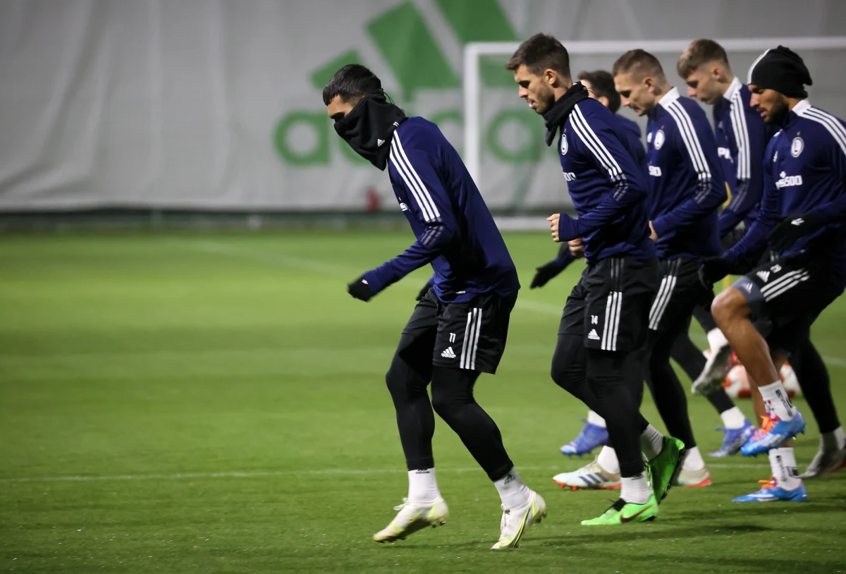 Legia Warszawa zaprezentowała nowe koszulki meczowe, w których piłkarze stołecznego klubu zagrają w spotkaniu Ligi Europy z SSC Napoli. Kibice w mediach społecznościowych krytykują nowe trykoty.