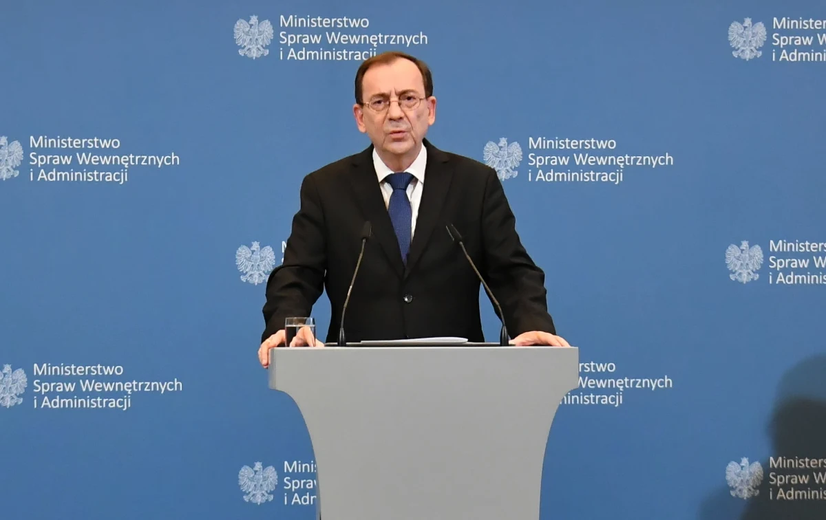 Zapora, która stanie na granicy z Białorusią, jest tak naprawdę symbolem determinacji państwa polskiego w ograniczaniu masowej nielegalnej migracji na teren naszego kraju. Odpowiedzialnym za budowę będzie Marek Chodkiewicz, były wiceminister infrastruktury - poinformował szef MSWiA Mariusz Kamiński. Zapora powstanie najpóźniej do połowy przyszłego roku. Ma kosztować 1,5 mld złotych.