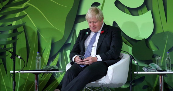Brytyjski premier Boris Johnson znowu na pierwszych stronach gazet. Jest gospodarzem odbywającego się szczytu w Glasgow szczytu klimatycznego, który ma wypracować strategię walki z globalnym ociepleniem. Ale nie to bezpośrednio przykuwa uwagę mediów. 