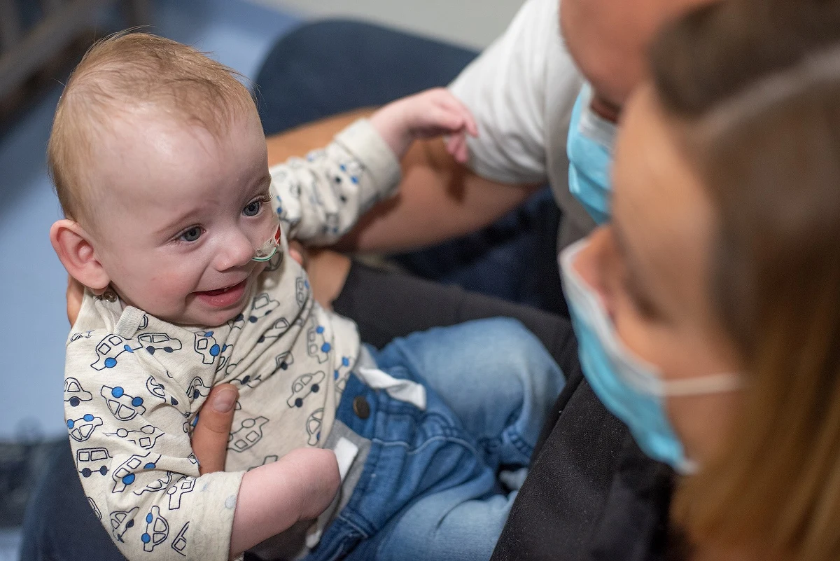 8-miesięczny Marcinek, który prawie całe swoje życie spędził w Instytucie Centrum Zdrowia Matki Polki, będzie miał rodziców zastępczych. Na święta Bożego Narodzenia powinien być już w nowym domu. Tak zaczyna się lepszy rozdział w życiu chłopczyka, który wcześniej znał tylko ból i cierpienie po intensywnym leczeniu. Ciepło i troskę dostał jedynie od przyszywanych cioć i wujków ze szpitala Instytutu Centrum Zdrowia Matki Polki w Łodzi. 