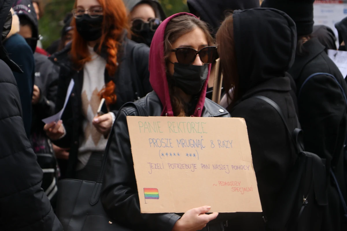 "To czystki polityczne godzące w ludzi i dobry wizerunek uczelni" - mówili uczestnicy protestu przed Uniwersytetem Pedagogicznym w Krakowie. Przed budynkiem pojawili się studenci, pracownicy oraz osoby zwolnione z uczelni. Twierdzą, że z powodu zmian restrukturyzacyjnych, zwolniono prawie sto osób. Najczęściej bez uzasadnienia. 