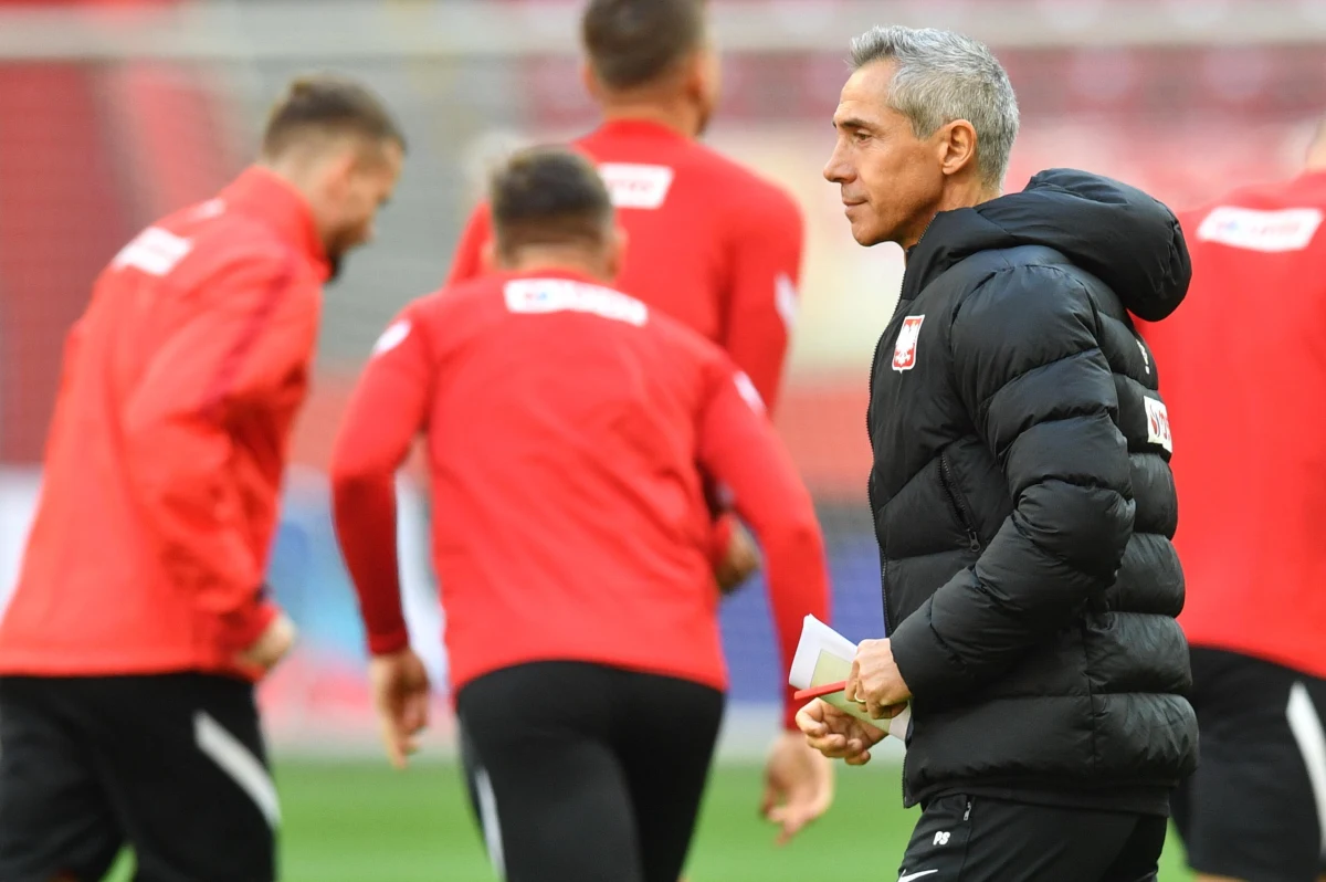 Paulo Sousa będzie mógł wziąć udział w rozpoczynającym się w poniedziałek w Hiszpanii zgrupowaniu piłkarskiej reprezentacji Polski. Nasi piłkarze 12 listopada zagrają na wyjeździe z Andorą w eliminacjach mistrzostw świata. Selekcjoner kończy kwarantannę po zakażeniu koronawirusem.