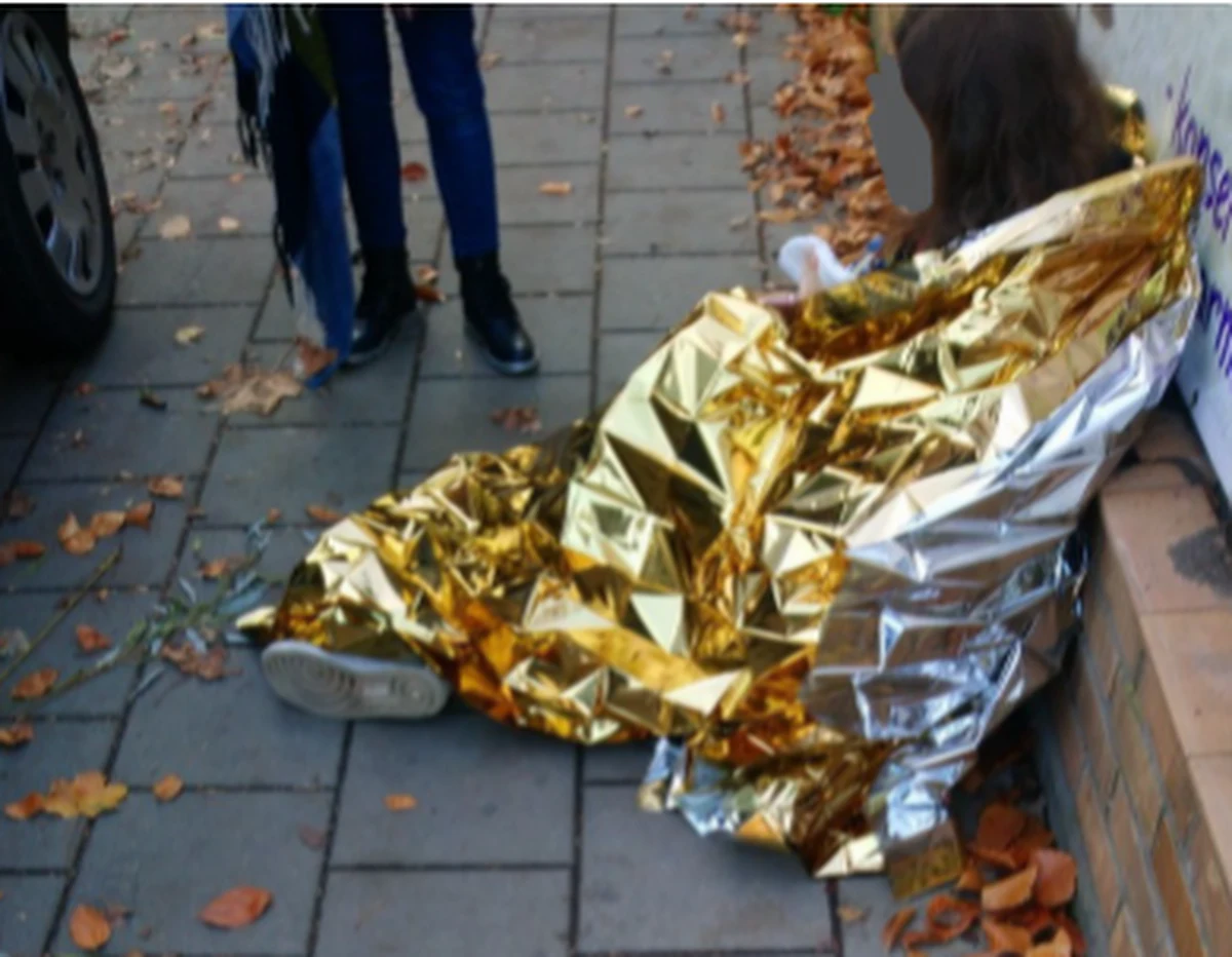 "Nikt z przechodniów wcześniej nie zareagował i nie zatrzymał się na chwilę" - tak poznańska straż miejska opisuje zdarzenie, do którego doszło przy ul. Małopolskiej. Strażniczki zauważyły siedzącą na chodniku ranną młodą kobietę, a przy niej zapłakaną i zdenerwowaną 10-latkę. Mundurowe natychmiast zatrzymały radiowóz i pomogły dziecku i kobiecie.