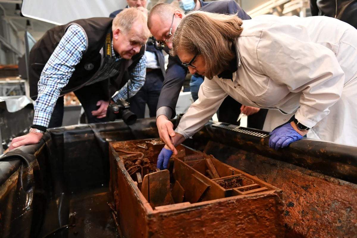 Drewnianą skrzynię, wypełnioną różnymi przedmiotami, wydobytą z wraku zatopionego w 1945 roku, niemieckiego parowca "Karlsruhe", pokazano w Centrum Konserwacji Wraków Statków w Tczewie (Pomorskie). Statek przewoził ewakuowanych z Prus Wschodnich Niemców oraz ładunek.