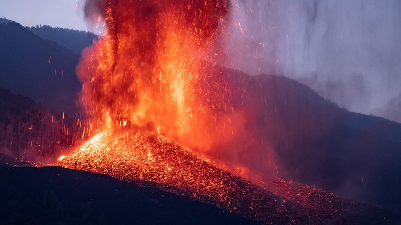 Erupcja wulkanu Cumbre Vieja na wyspie La Palma w archipelagu Wysp Kanaryjskich trwa już siódmy tydzień. Lawa i popioły wydostają się z krateru jak dym z ogromnego komina.  Erupcja została sfilmowana z bliskiej odległości za pomocą drona. Ujęcia pokazują potęgę tego wulkanu.