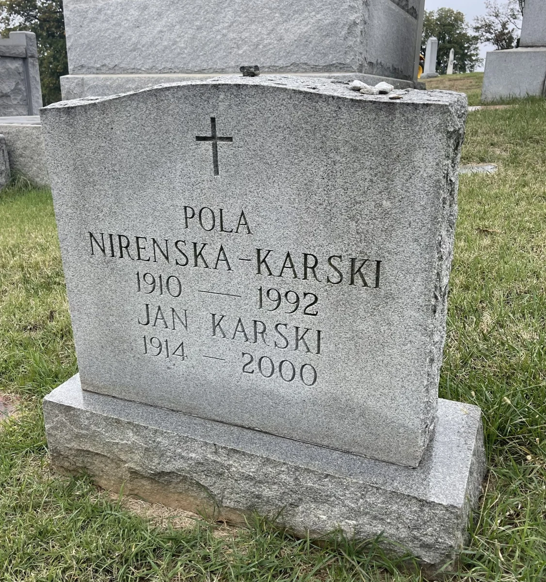 "Tak, kwiaty powinny zostać złożone. Tak jak to było rok temu i w latach poprzednich. Niestety placówka nie dopełniła tego obowiązku. I nie jest usprawiedliwieniem fakt, że niedawno swoją misję zakończył poprzedni ambasador, a nowy jeszcze nie zaczął. Przepraszam za ten błąd" - napisał na Twitterze w odpowiedzi na informacje naszego amerykańskiego korespondenta Pawła Żuchowskiego wiceminister Spraw Zagranicznych Marcin Przydacz.