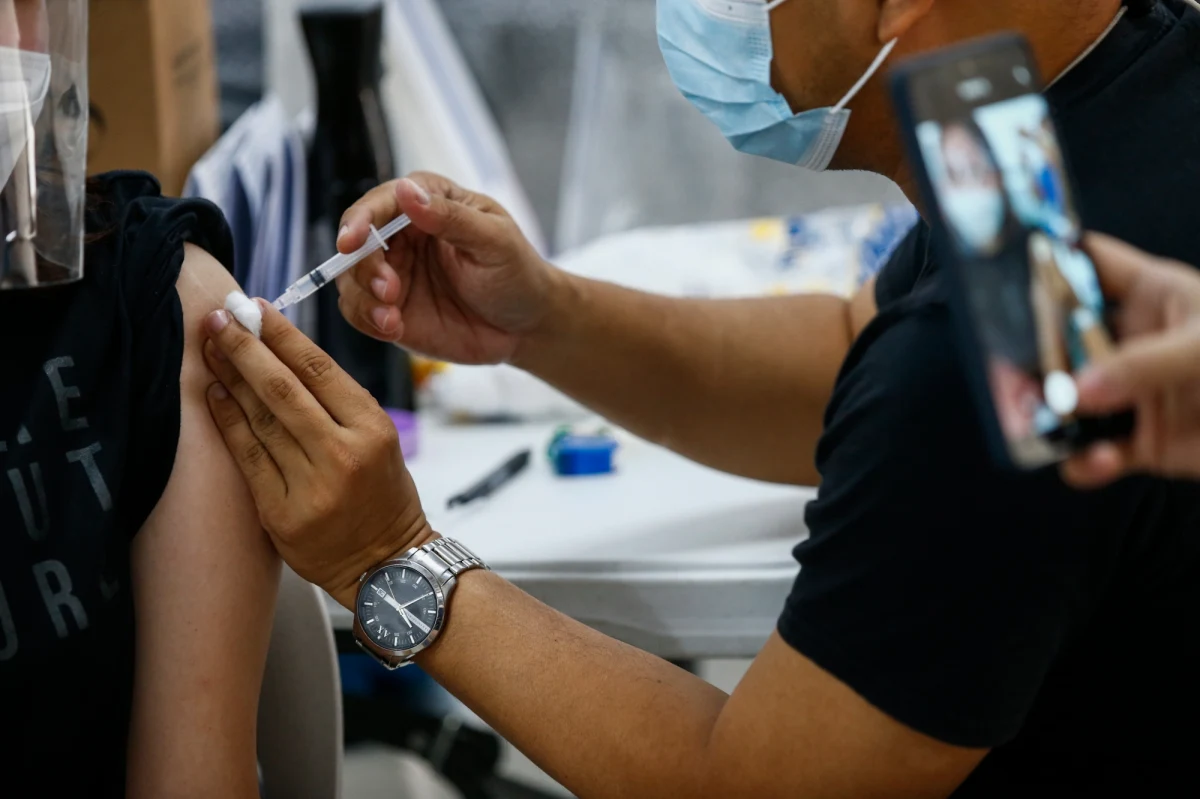 O 44 proc. spada ryzyko zakażenia SARS-CoV-2 osoby niezaszczepionej jeśli partner, z którym mieszka ona na co dzień, jest zaszczepiony. W większych rodzinach, jeśli inni członkowie są zaszczepieni, ochrona niezaszczepionej osoby rośnie do 97 proc. – wynika z badań przeprowadzonych w Szwecji.