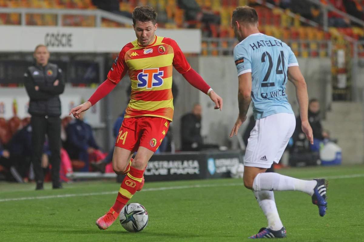 Zarząd piłkarskiego Piasta Gliwice poprosił Komisję Ligi spółki Ekstraklasa o wyjaśnienie wątpliwości związanych ze stosowaniem systemu VAR. Zapytał m.in. czy korzystanie przez sędziego z monitora przy analizie wiąże się z obniżeniem noty arbitra.