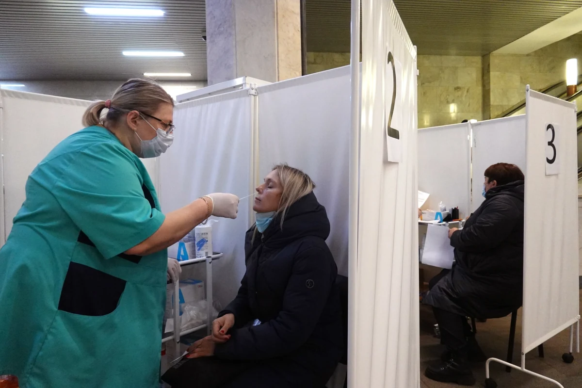 Wzrost o 55 proc. liczby zakażeń koronawirusem w Europie w ostatnich czterech tygodniach to "sygnał ostrzegawczy" dla reszty świata - oświadczył w czwartek dyrektor Światowej Organizacji Zdrowia (WHO) ds. sytuacji kryzysowych Mike Ryan. Podkreślił, że bilanse nowych infekcji rosną mimo dostępności szczepionek.