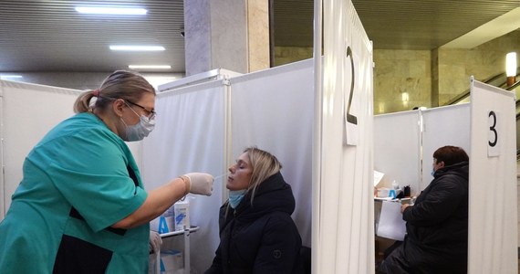Wzrost o 55 proc. liczby zakażeń koronawirusem w Europie w ostatnich czterech tygodniach to "sygnał ostrzegawczy" dla reszty świata - oświadczył w czwartek dyrektor Światowej Organizacji Zdrowia (WHO) ds. sytuacji kryzysowych Mike Ryan. Podkreślił, że bilanse nowych infekcji rosną mimo dostępności szczepionek.