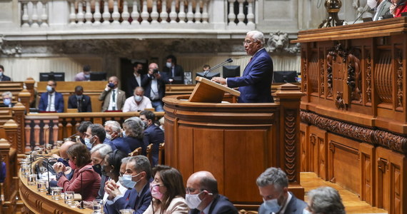Prezydent Portugalii Marcelo Rebelo de Sousa ogłosił rozwiązanie jednoizbowego parlamentu, Zgromadzenia Republiki. Ustalił też datę przedterminowych wyborów na 30 stycznia 2022 roku. Rząd upadł po tym, jak parlament odrzucił projekt budżetu. Rządzący socjaliści dotychczas mieli wsparcie w innych lewicowych formacjach, jednak te nie chciały się zgodzić na proponowane cięcia w wydatkach. 