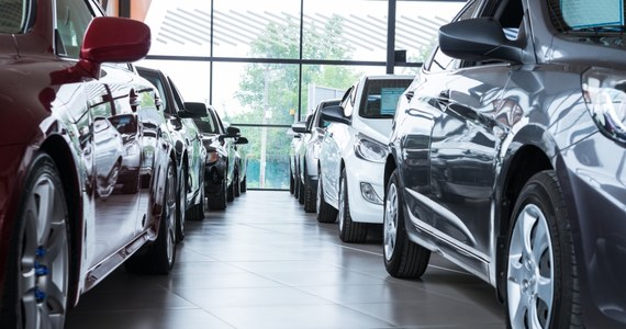 Ceny nowych aut rosną w tempie od 2 do 4 proc. miesięcznie. Średnia cena nowego auta wynosi już blisko 137 tys. zł - podaje "Puls Biznesu". Carsmile prognozuje, że w ciągu roku ceny transakcyjne nowych aut wzrosną o 15-20 proc. - dodaje. 