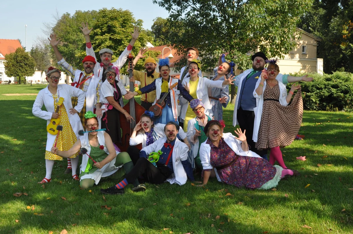 „Kiedy wchodzimy z wizytą do jednej z sal na oddziale onkologii Centrum Zdrowia Dziecka i widzę smutną 7-letnią dziewczynkę leżąca na łóżku, a już po chwili gramy wspólnie koncert na ramie od łózka, kubku i widelcu i ukulele wtedy wiem, że bycie Czerwonym Noskiem to najwspanialsza praca na świecie” – mówi Monika Dąbrowska-Jarosz, artystka-klown w Fundacji Czerwone Noski Klown w Szpitalu.  Członkowie Fundacji regularnie odwiedzają pacjentów w szpitalach, aby bezpośrednio przy ich łóżkach prowadzić terapię humorem. Teraz poszukują nowych artystów do prowadzenia terapii w Warszawie, Krakowie, Wrocławiu, Poznaniu i Katowicach. 