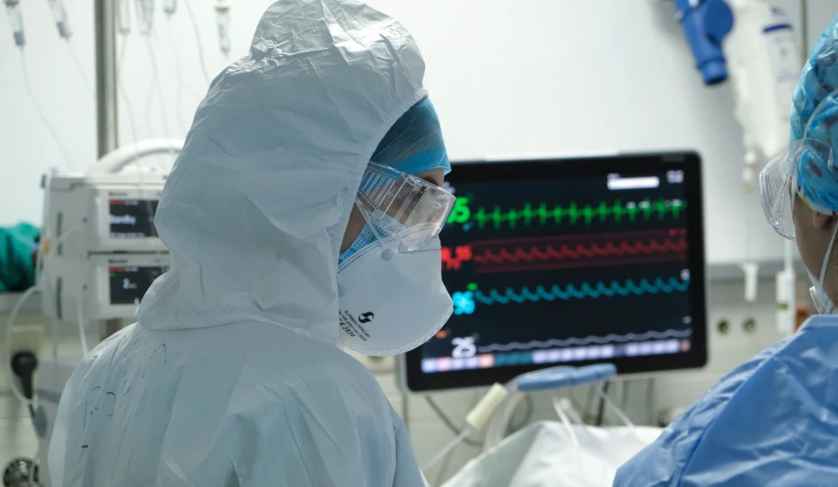 ​15 904 nowe zakażenia koronawirusem wykryto w Polsce minionej doby - poinformowało Ministerstwo Zdrowia. To kolejny rekord zakażeń w tej fali pandemii. 152 osoby zmarły. 