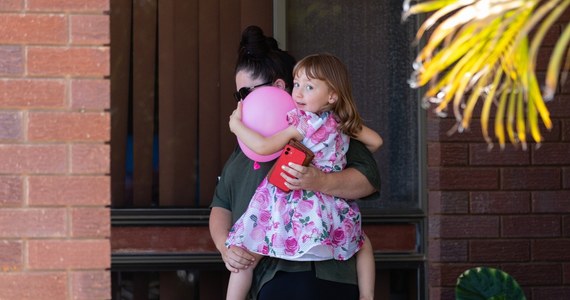Australijska policja opublikowała film z momentu odnalezienia 4-letniej Cleo Smith, która została uprowadzona z kempingu. Poszukiwaniem dziewczynki żyły media na całym świecie.
