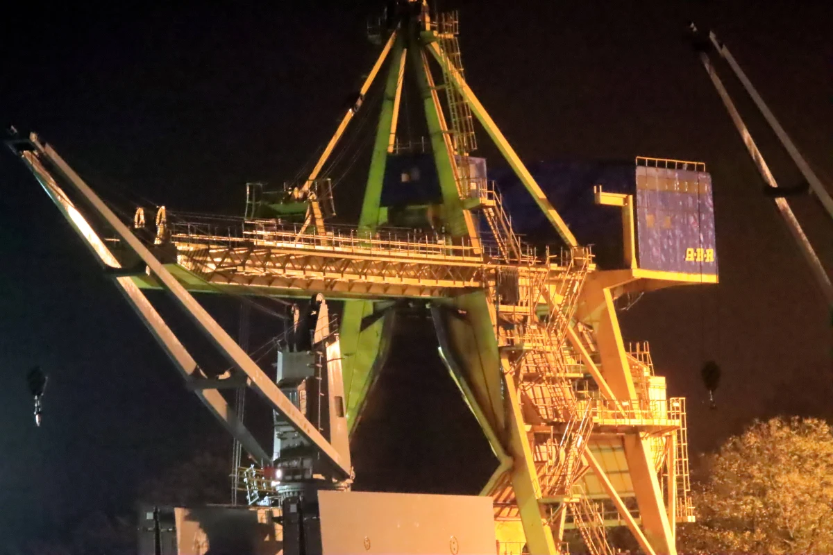 Na terenie portu w Świnoujściu doszło do groźnego wypadku. "Spadła kabina suwnicy wraz z operatorem" - informuje straż pożarna. Do ciała operatora udało się dotrzeć dopiero po kilkunastu godzinach. 

