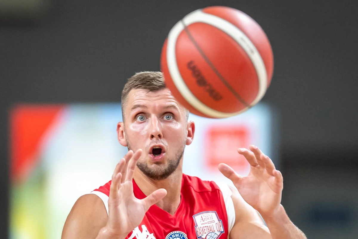 Przemysław Zamojski w dorobku ma medale mistrzostw Polski. Grał w czołowych klubach Energa Basket Ligi oraz w reprezentacji Polski w klasycznej wersji koszykówki. Kilka miesięcy temu zdecydował się poświęcić całkowicie koszykówce 3x3, która od kilku lat była już ważnym elementem jego kariery. Jak mówi w rozmowie z RMF FM, nie żałuje swojej decyzji i czeka już na kolejne wyzwania. Jego marzeniem pozostaje medal olimpijski.