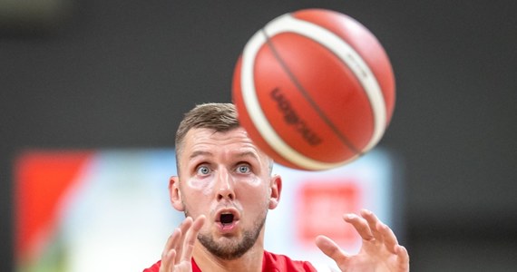 Przemysław Zamojski w dorobku ma medale mistrzostw Polski. Grał w czołowych klubach Energa Basket Ligi oraz w reprezentacji Polski w klasycznej wersji koszykówki. Kilka miesięcy temu zdecydował się poświęcić całkowicie koszykówce 3x3, która od kilku lat była już ważnym elementem jego kariery. Jak mówi w rozmowie z RMF FM, nie żałuje swojej decyzji i czeka już na kolejne wyzwania. Jego marzeniem pozostaje medal olimpijski.