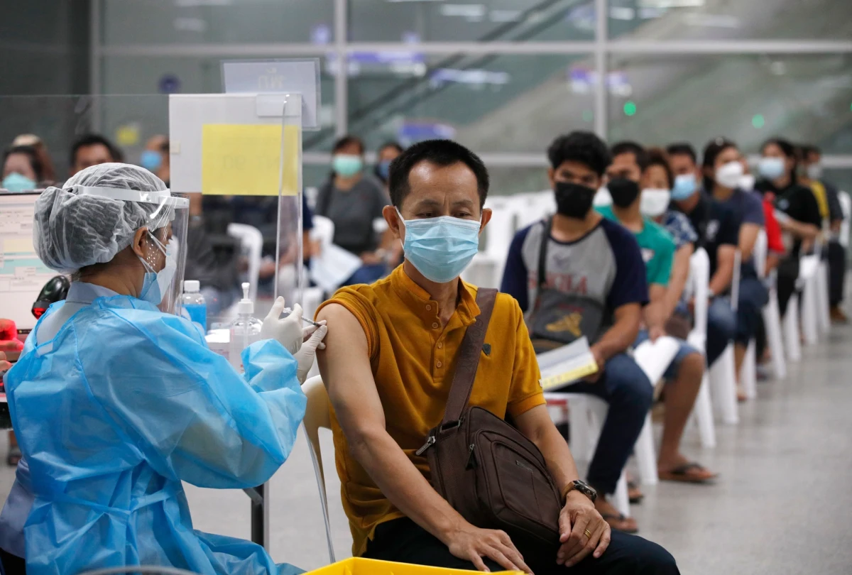 Badania prowadzone w grupie 780 tysięcy byłych amerykańskich żołnierzy wskazują na istotny spadek ochrony przez zakażeniem koronawirusem, w ciągu kilku miesięcy po szczepieniu. Naukowcy Veterans Affairs Medical Center i University of Texas Health Science Center piszą na łamach czasopisma "Science", że średnia skuteczność trzech stosowanych w USA preparatów, firm Pfizer, Moderna i Johnson & Johnson spadła w okresie od lutego do października 2021 roku z 87,9 proc. do 48,1 proc. Szczególnie silny był spadek w przypadku tego ostatniego, jednodawkowego preparatu: z 86,4 proc. w marcu do  13,1 proc. we wrześniu. Co najważniejsze, średnia skuteczność ochrony przed śmiercią utrzymuje się na dość wysokim poziomie: 81,7 proc. dla osób poniżej 65. roku życia i 71,6 proc dla starszych. Wyniki sugerują podawanie dawki przypominającej. 