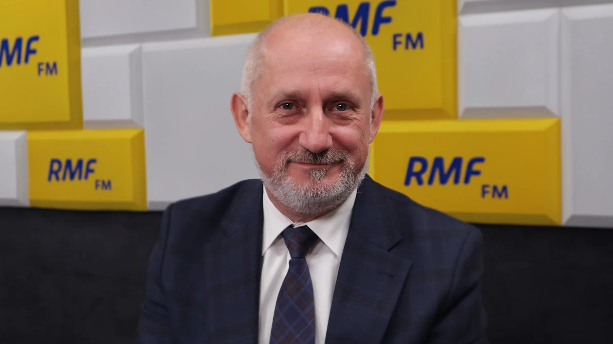 „Problem jest dzisiaj taki, że teraz projekt pokazuje, że sędzia pokoju nie musi mieć żadnego doświadczenia prawniczego. Można też wybrać niemądrych ludzi” – mówił Sławomir Neumann w Porannej rozmowie w RMF FM. W ten sposób komentował podpisany przez prezydenta Andrzeja Dudę projekt ustawy o sądach pokoju oraz projekt ustawy – przepisów wprowadzających ustawę o sądach pokoju. Poseł przyznał, że wstrzymałby się na razie z poparciem tego projektu. „Jeżeli uważamy, że głos ludu będzie najlepszym rozwiązaniem problemów prawnych, to możemy się na tym przejechać” – dodał gość Roberta Mazurka. 