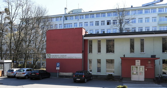 Agresywny pacjent zaatakował personel szpitala zakaźnego przy ulicy Smoluchowskiego w Gdańsku. Placówka leczy wyłącznie pacjentów chorujących na Covid-19. Interweniować musiała policja.