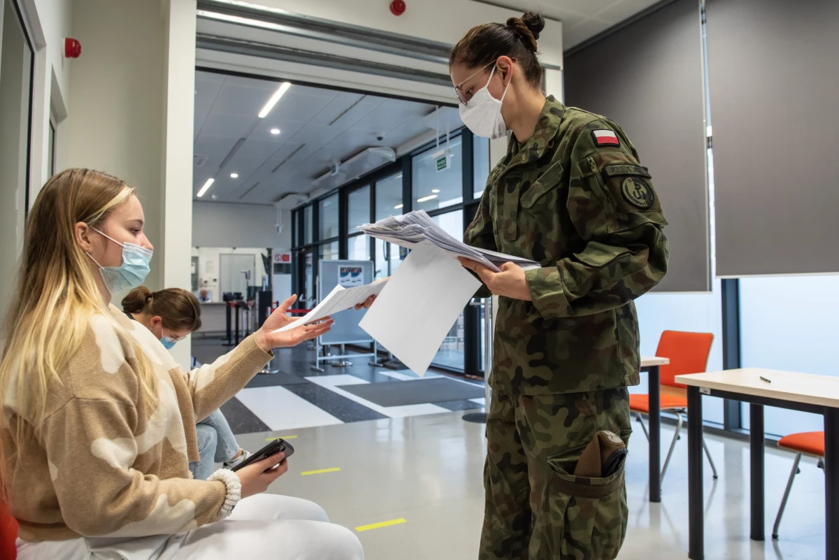 Trzeba przywrócić kwarantannę dla osób zaszczepionych, które miały bliski i długotrwały kontakt z osobą chorą na Covid-19, albo wprowadzić dla nich obowiązkowe testy – postuluje dr Paweł Grzesiowski, doradca Naczelnej Rady Lekarskiej do spraw Covid-19. Resort zdrowia jednak odpowiada, że nie planuje takich regulacji.