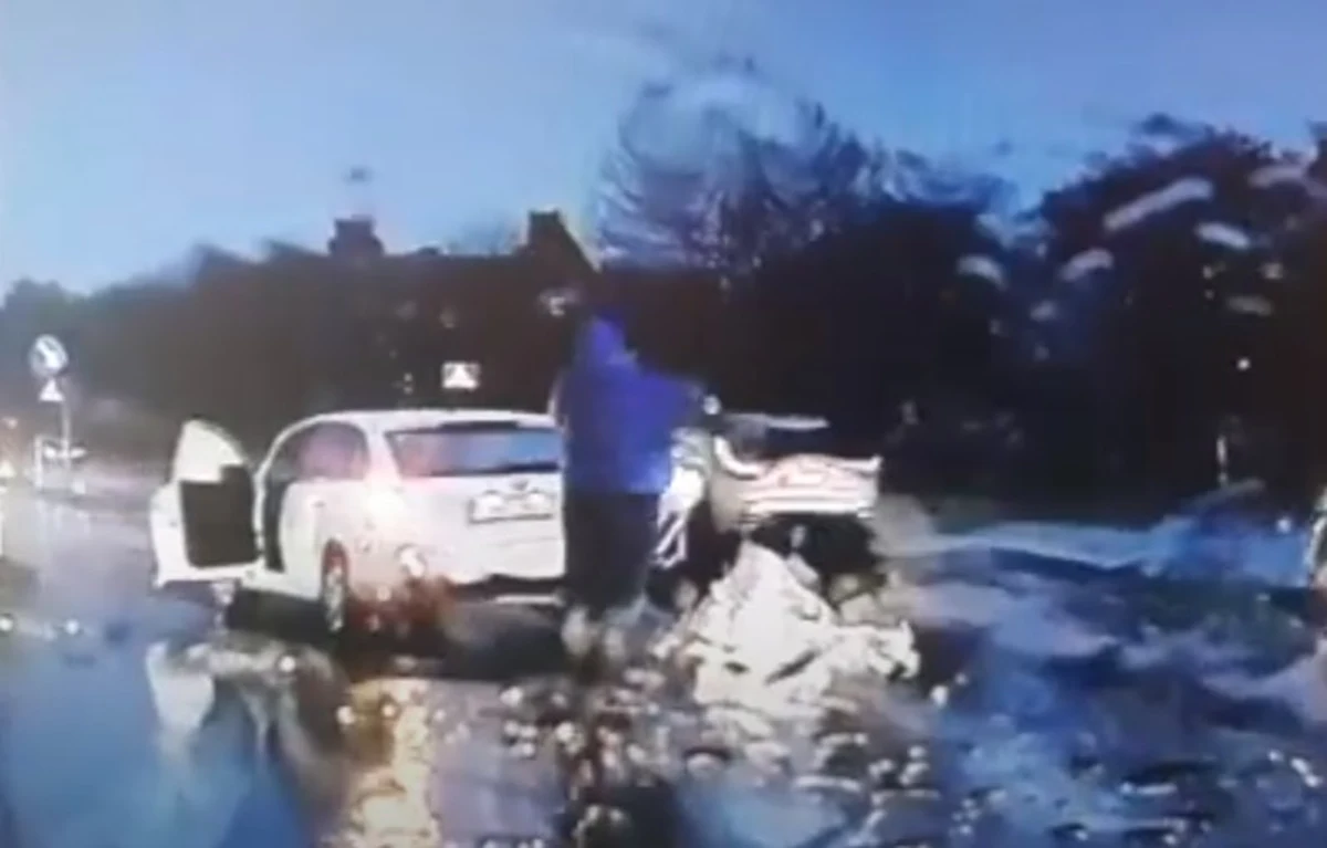 Na przejściu dla pieszych na ulicy Aleja Rodła w Malborku został potrącony 10-letni chłopiec. Ze wstępnych ustaleń policji, wynika, że kierujący samochodem marki Skoda Rapid wjechał na przejście na czerwonym świetle. Na szczęście chłopiec nie odniósł poważniejszych obrażeń. Całe zajście nagrał jeden ze świadków zdarzenia.