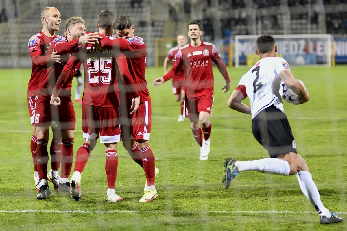 Pojedynek Piasta Gliwice z Górnikiem Zabrze to jedna z najciekawszych par 1/8 finału Pucharu Polski. Broniący trofeum Raków Częstochowa zagra z inną drużyną z Ekstraklasy Bruk-Betem Termaliką Nieciecza. Trener Motoru Lublin Marek Saganowski może szykować się na rywalizację z Legią Warszawa. W ćwierćfinale zagra na pewno jedna drużyna z czwartego szczebla krajowych rozgrywek. Pojedynki 1/8 finału zostaną rozegrane na przełomie listopada i grudnia. Na ćwierćfinały poczekamy do marca. 