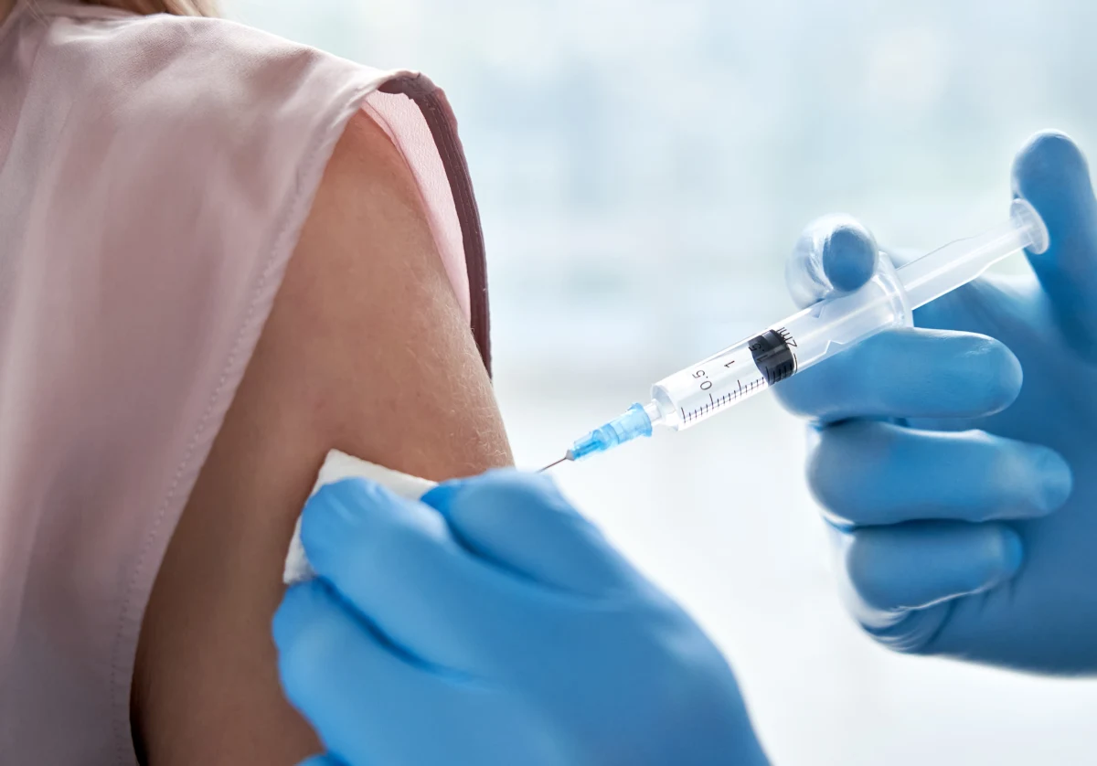 Projekt ustawy dotyczący weryfikacji szczepień przez pracodawców będzie procedowany w piątek na Komitecie Stałym Rady Ministrów - powiedział premier Mateusz Morawiecki. 