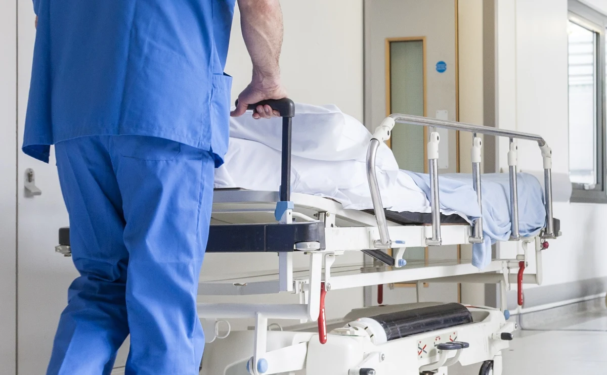 Dwóch lekarzy szpitala w Pszczynie zostało zawieszonych w związku ze śmiercią ciężarnej 30-latki – poinformowała dyrekcja placówki. Przypomnijmy, że kobieta zmarła na sepsę. Przed śmiercią miała relacjonować rodzinie, że lekarze przyjęli wobec niej "postawę wyczekującą", co wiązała z przepisami dotyczącymi zakazu aborcji.