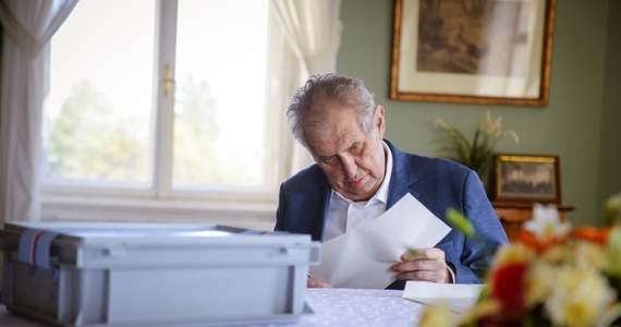 Przebywający w Centralnym Szpitalu Wojskowym (UVN) prezydent Milosz Zeman udzielił pierwszego wywiadu od hospitalizacji 10 października br. Rozmawiał przez telefon z radiem Frekvence 1. „Czuję się lepiej niż zwykle” - stwierdził i zapowiedział, że planuje mianować na nowego premiera Petra Fialę.