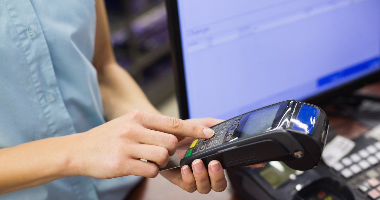 Samoobsługa sprawia, iż wydajemy więcej. Firmy obserwują każdy nasz ruch