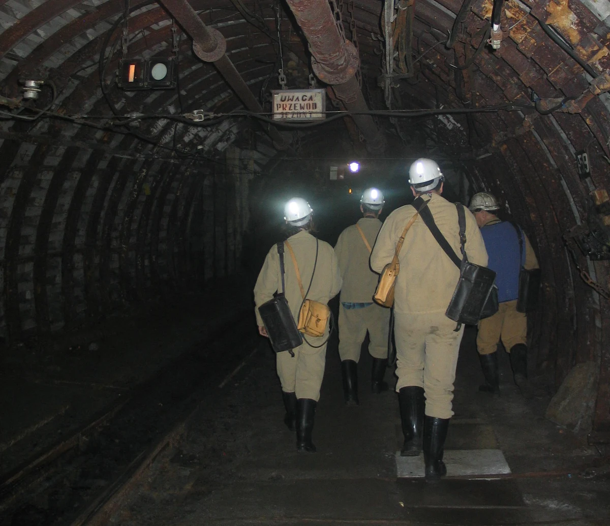 Przedstawiciele kopalni oraz nadzoru górniczego wyjaśniają okoliczności śmierci 59-letniego górnika, znalezionego w czwartek z raną głowy w pobliżu dworca podziemnej kolejki w kopalni Mysłowice-Wesoła. Nie było bezpośrednich świadków wypadku.