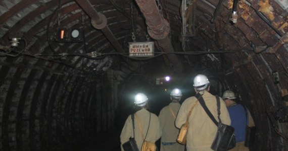 Przedstawiciele kopalni oraz nadzoru górniczego wyjaśniają okoliczności śmierci 59-letniego górnika, znalezionego w czwartek z raną głowy w pobliżu dworca podziemnej kolejki w kopalni Mysłowice-Wesoła. Nie było bezpośrednich świadków wypadku.
