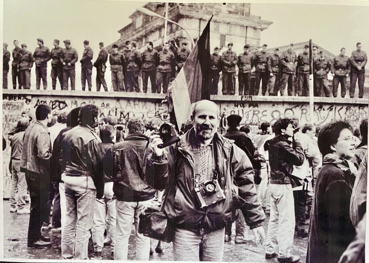 ​Entuzjastyczny tłum, samochody z czekoladą i piwem za darmo, wschodnioniemieccy żołnierze zaglądający przez wyłom w murze i świadomość, że oto dzieje się historia, która zmieni losy całej Europy. Jerzy Undro, fotoreporter Polskiej Agencji Prasowej, pojechał do Berlina, gdy tylko dowiedział się, że coś się tam dzieje. Żona kazała mu ubrać się porządnie, założył więc nowiutkie dżinsy szczecińskiej marki Odra. Do dziś wspomina, jak spodnie namokły, krępując mu ruchy, gdy NRD-owska polewaczka oblała go wodą i jak puściły kolor, farbując mu całe nogi na sinoniebiesko.