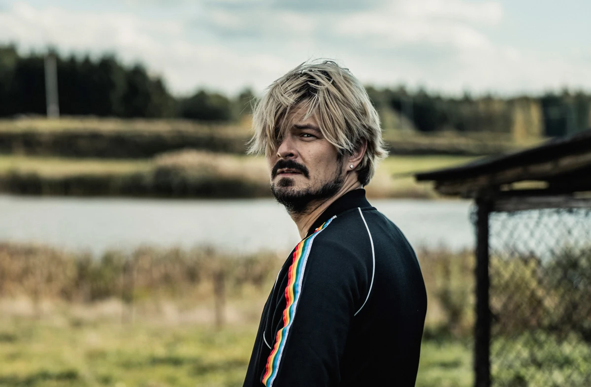 Nagrodzony Złotymi Lwami w Gdyni film "Wszystkie nasze strachy" 5 listopada wchodzi do kin w całej Polsce. Oparty jest na prawdziwych wydarzeniach z życia barwnej i łączącej skrajności postaci Daniela Rycharskiego, którego gra Dawid Ogrodnik. W obsadzie są też m.in Andrzej Chyra, Jowita Budnik, Maria Maj, Jacek Poniedziałek oraz Piotr Trojan. Film ma dwóch reżyserów - Łukasza Rondudę i Łukasza Gutta.