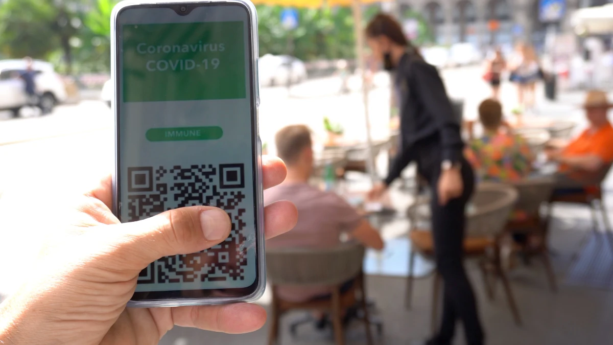 "Restrykcje to nie jest dobre rozwiązanie, bo chcemy, żeby możliwie ta pandemia czy ta fala przechodziła najniższym kosztem społeczno-ekonomicznym" - powiedział minister zdrowia Adam Niedzielski pytany o dalsze kroki w walce z pandemią. Szef resortu zdrowia stwierdził, że rząd skupia się na egzekwowaniu obostrzeń, które funkcjonują w tej chwili. 